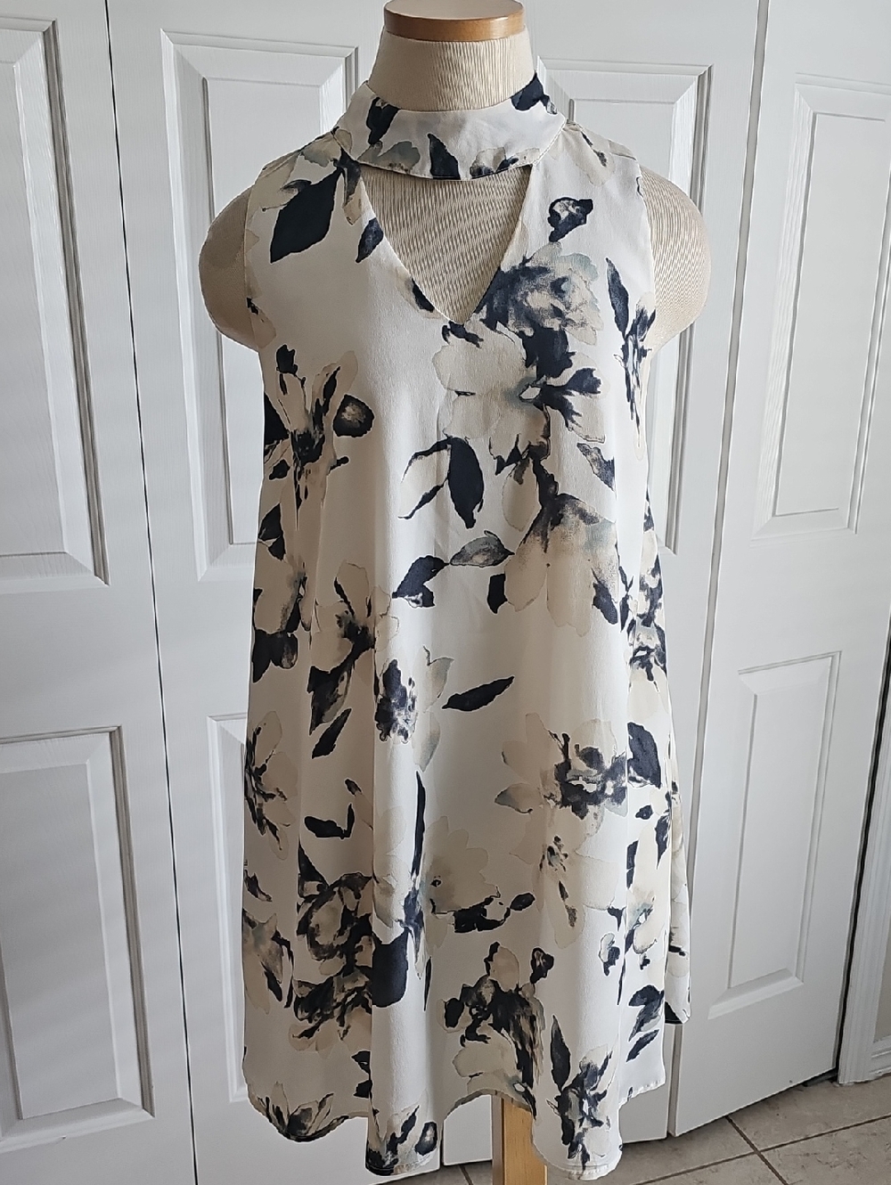 How Very Loved Floral‎ Choker Neck Shift Dress Womens Sz S Cream Watercolor Mini